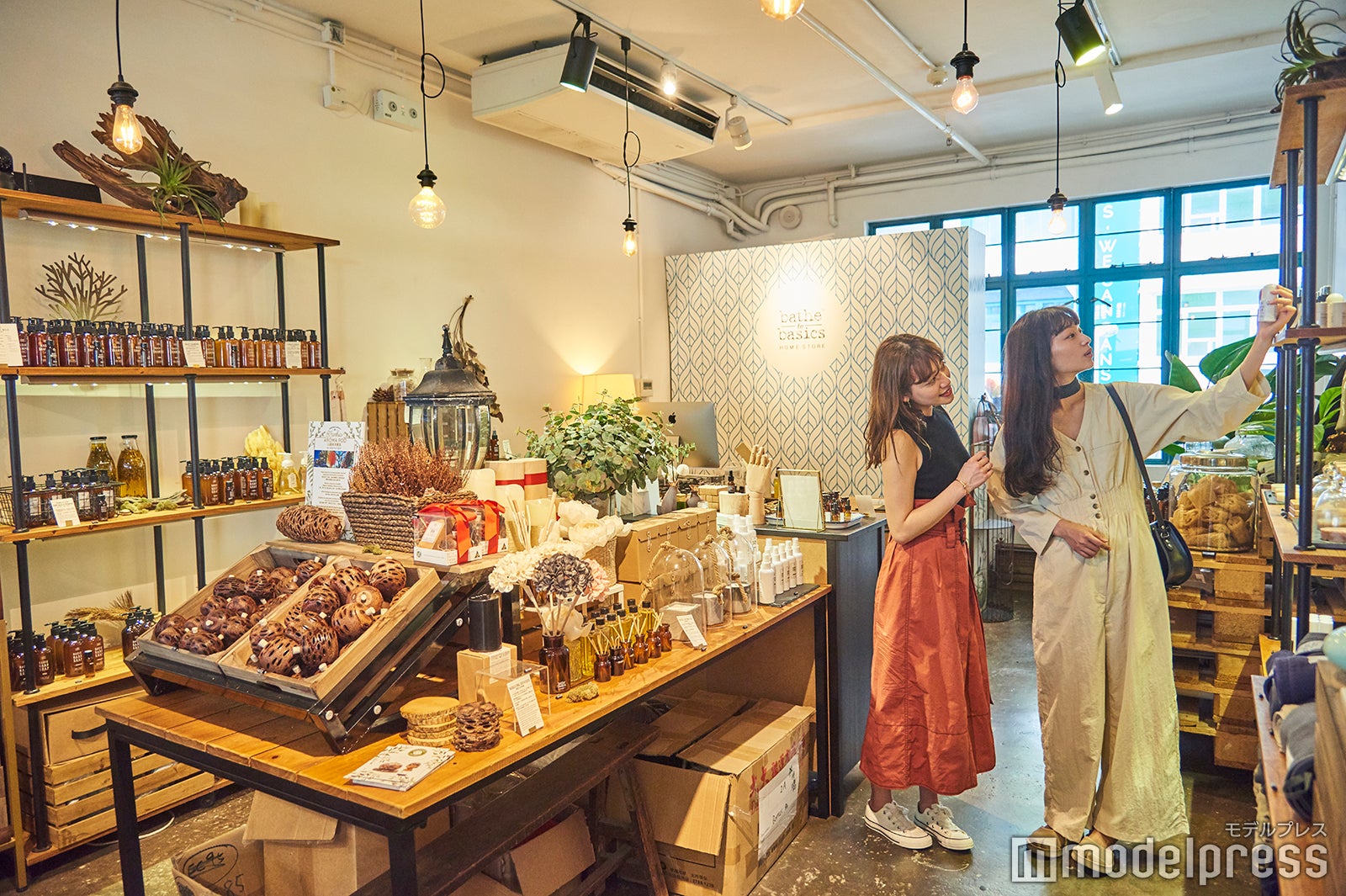所狭しと並ぶさまざまな商品。とにかく香りがGOOD！　気分もアガります。（C）モデルプレス
