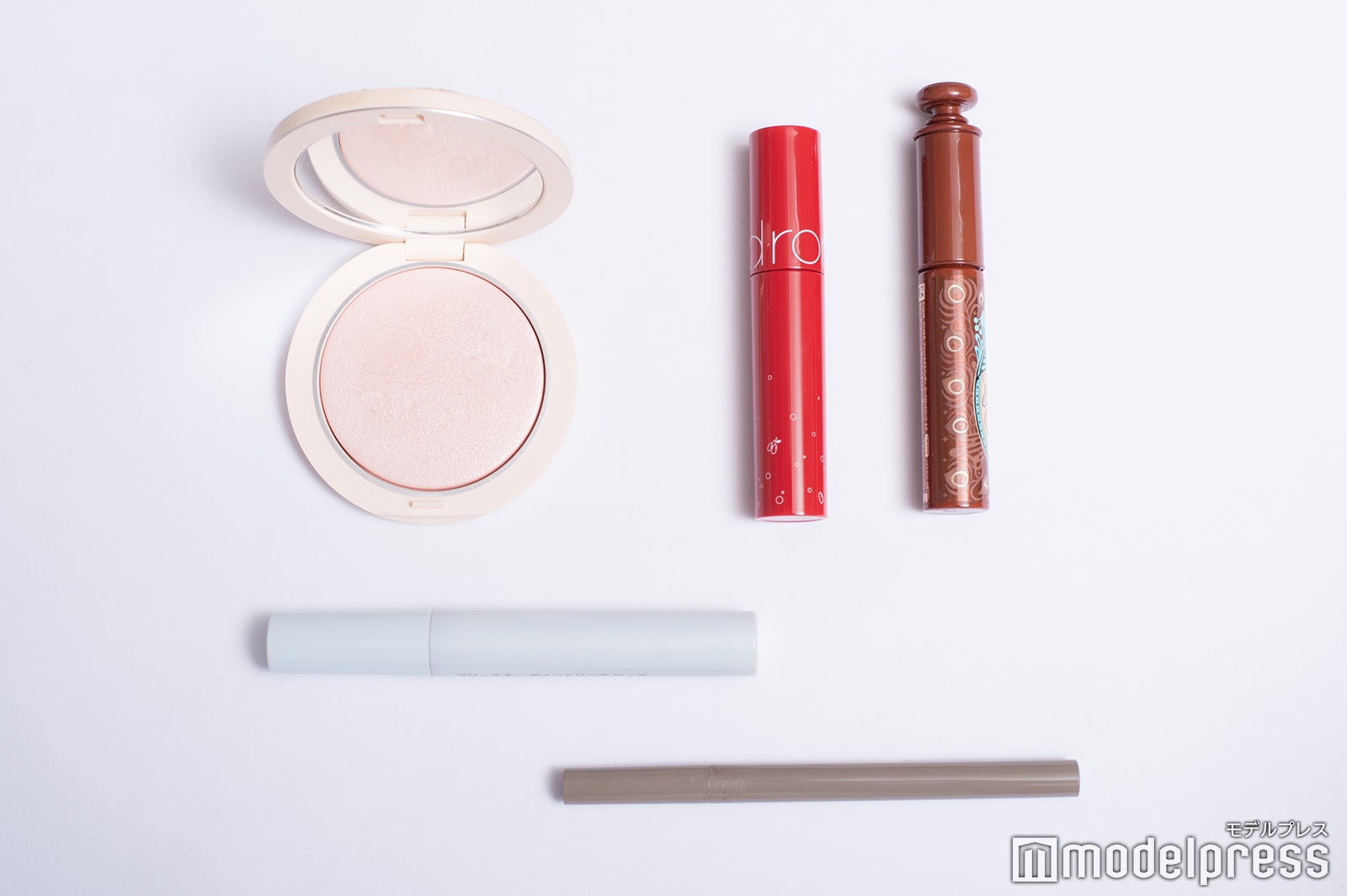 小室瑛莉子アナのメイクポーチの中身をチェック！（C）モデルプレス