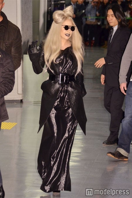 成田空港に到着したレディー・ガガ