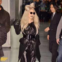成田空港に到着したレディー・ガガ