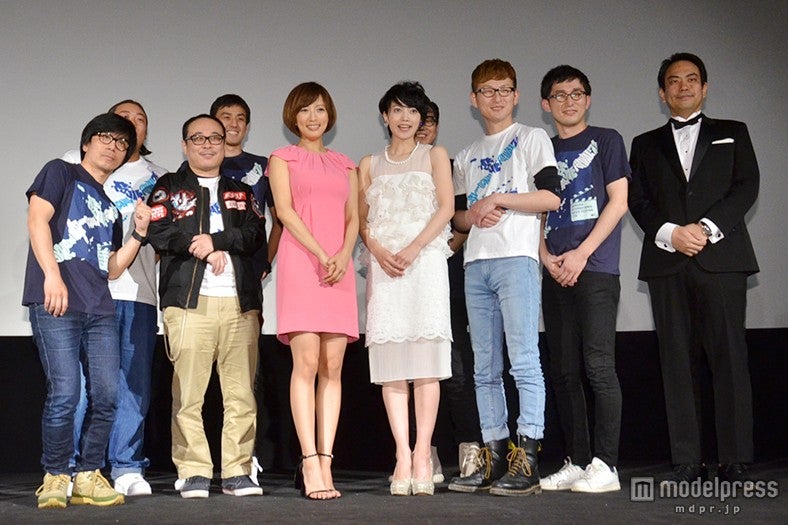 後列左から）ロバート・秋山竜次、山本博、シソンヌ・長谷川忍／（前列左から）バッファロー吾郎Ａ、竹若元博、夏菜、遠藤久美子、ロバート・馬場裕之、シソンヌ・じろう、井手比左士監督