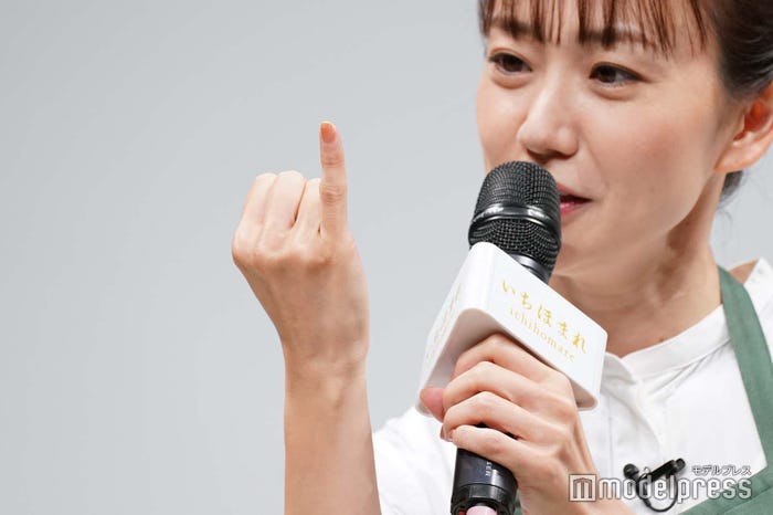 ネイルを見せる大島優子(C)モデルプレス