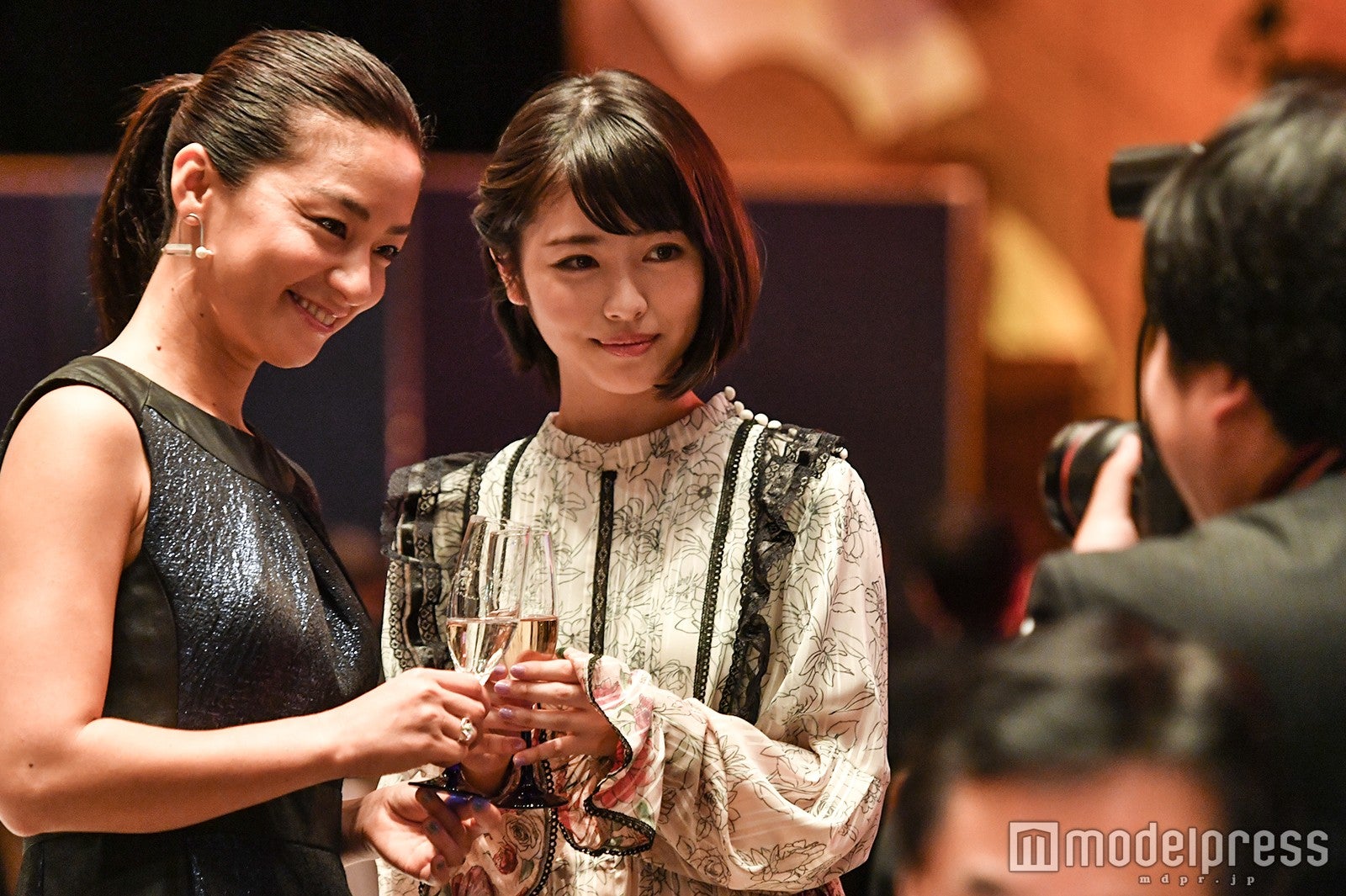 尾野真千子、浜辺美波 （C）モデルプレス