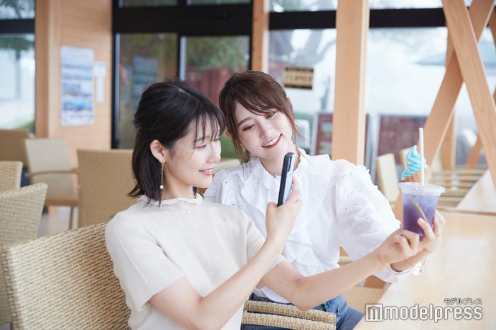 食事風景の思い出もばっちり写真に残して(C)モデルプレス