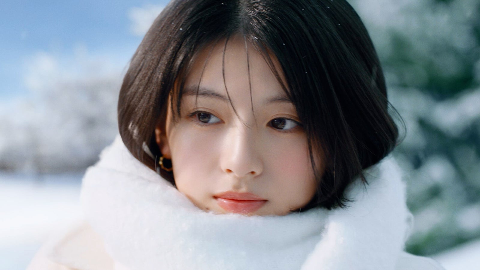 出口夏希／メルティーキッス新CM「冬の待ち合わせ」篇（提供写真）