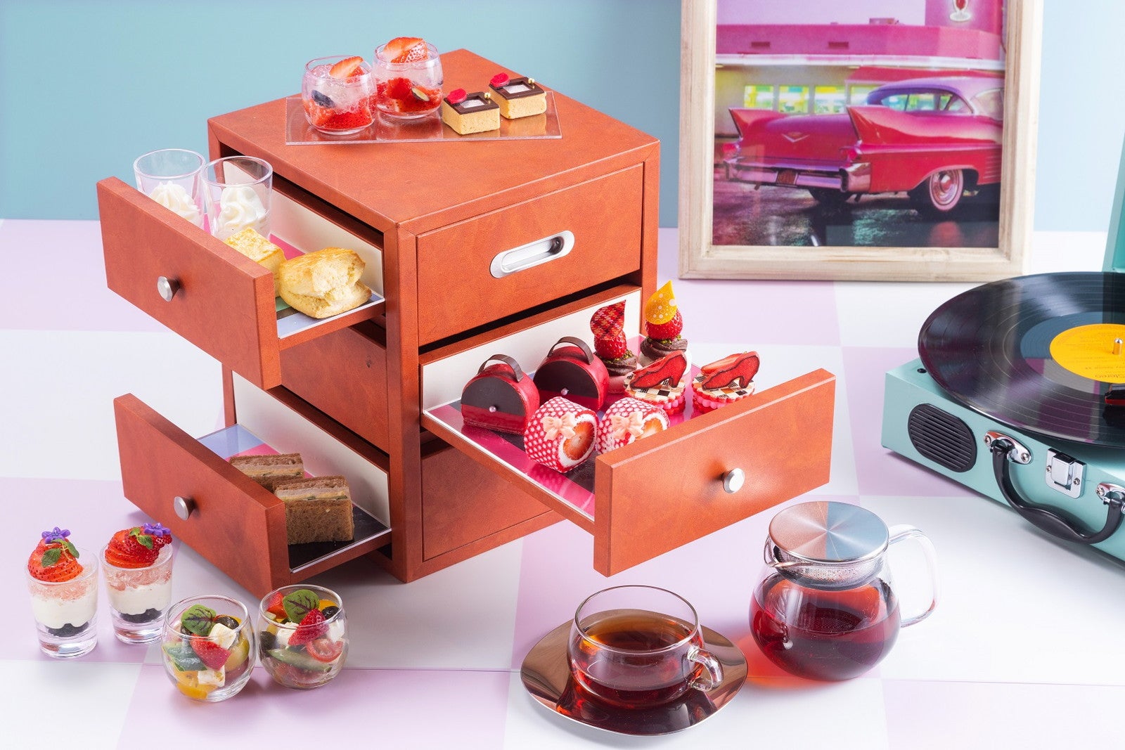 ストロベリーアフタヌーンティーセット 50s（フィフティーズ）ファッションも登場（提供画像）