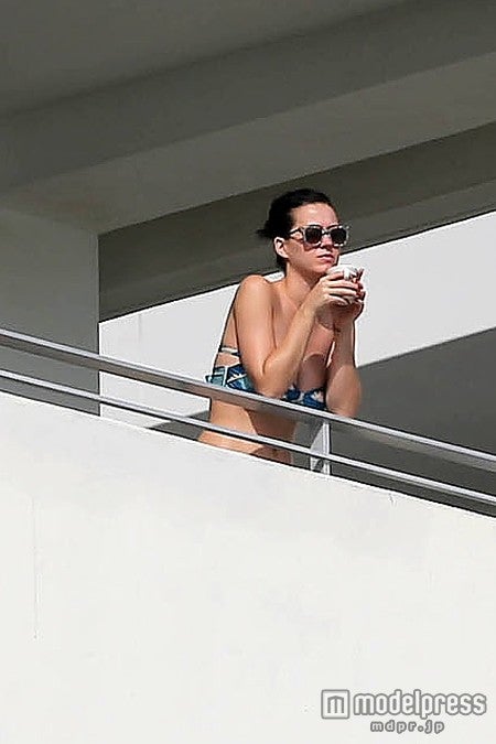 ケイティ・ペリー、ビキニ姿でリラックス　早くも再来日が決定