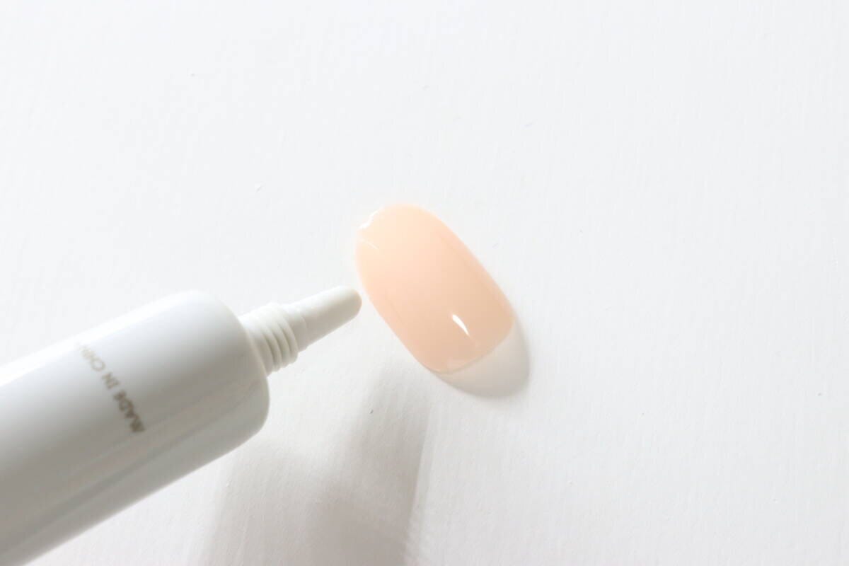 ダイソーの3Dチューブジェルはチューブタイプで塗布しやすい