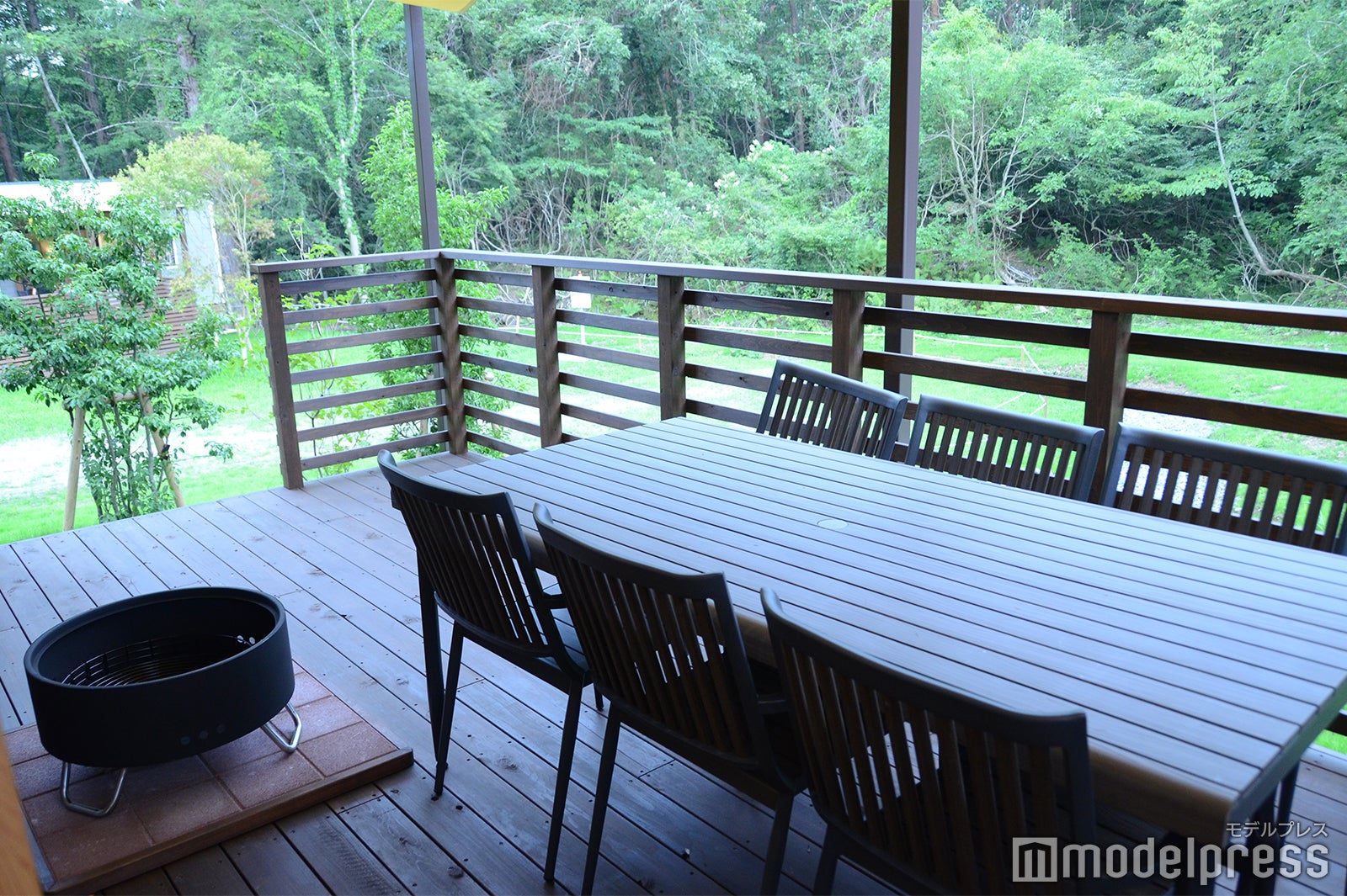 BBQは風が気持ち良いテラスで（C）モデルプレス