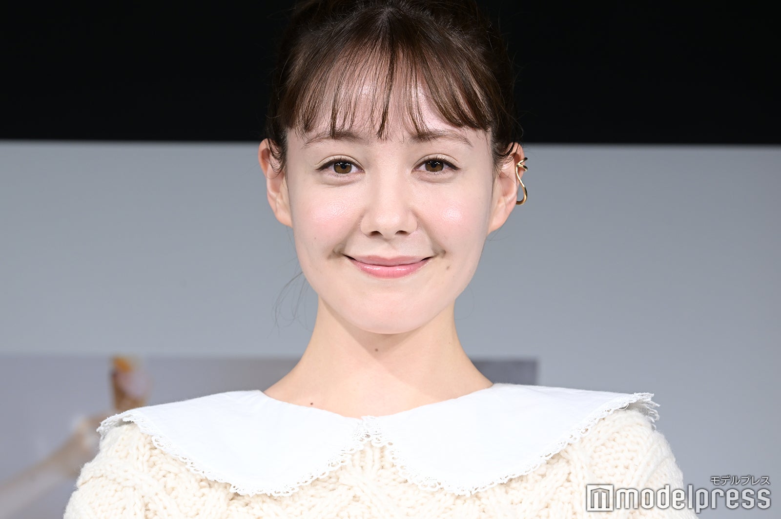 “劇的イメチェン”話題のトリンドル玲奈、ヌーディーなリラックススタイルで色白美脚大胆披露「お人形さんみたい」「うっとり」