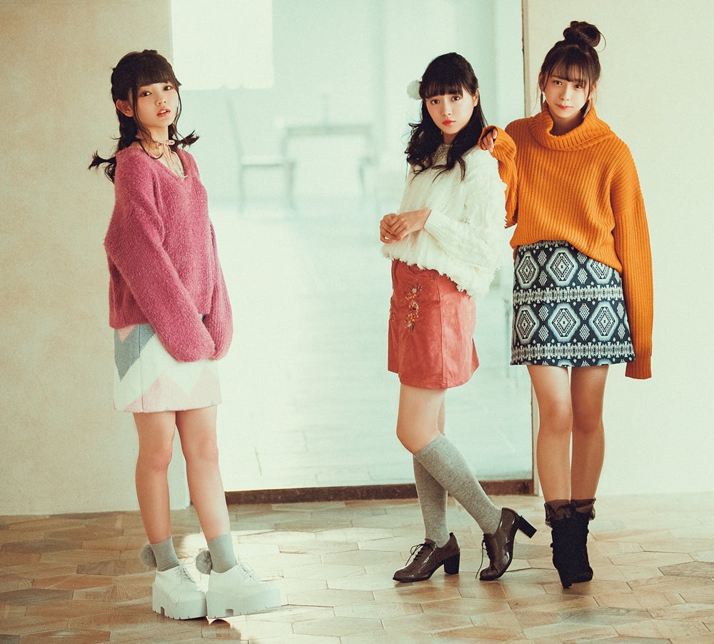 左より：平塚日菜（ふわふわ）、中山莉子（私立恵比寿中学）、三品瑠香（わーすた）（画像提供：徳間書店）