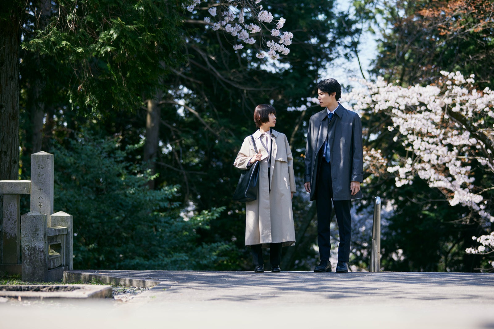 杉咲花、萩原利久（C）2024 映画「朽ちないサクラ」製作委員会