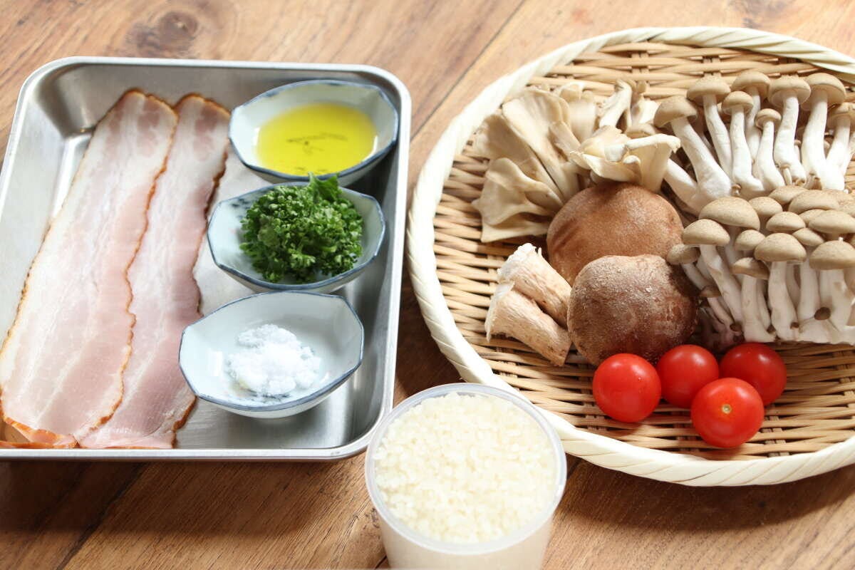 フライパンピラフの材料が木製のテーブルに並べられている俯瞰写真 フライパンピラフの材料が木製のテーブルに並べられている俯瞰写真