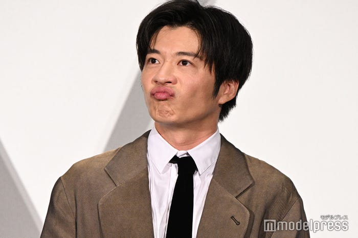 キャスト陣の回答が自分より真面目なので口をすぼめる田中圭(C)モデルプレス