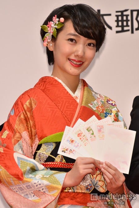 波瑠、艶やか晴れ着姿を披露 今年の活動を振り返る【モデルプレス】