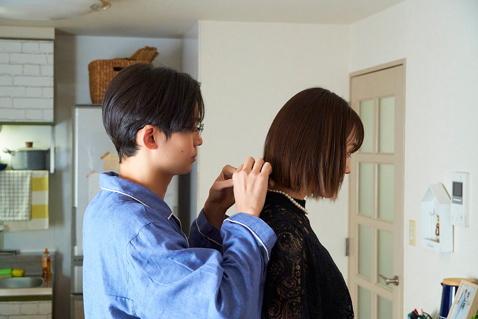 沢村玲、松井愛莉「子宮恋愛」第1話（C）ytv