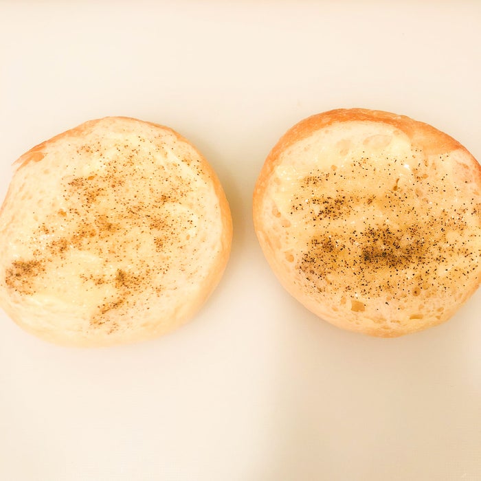 手順4：バンズにマヨネーズを塗り、塩、黒こしょうを振っておく／画像提供：柏原歩