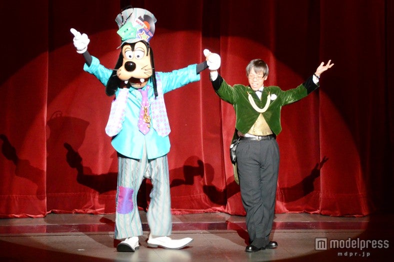 グーフィーとファンカストーディアル／修了式はファンカストーディアルのパフォーマンスでスタート／「ディズニーウォーク2014」