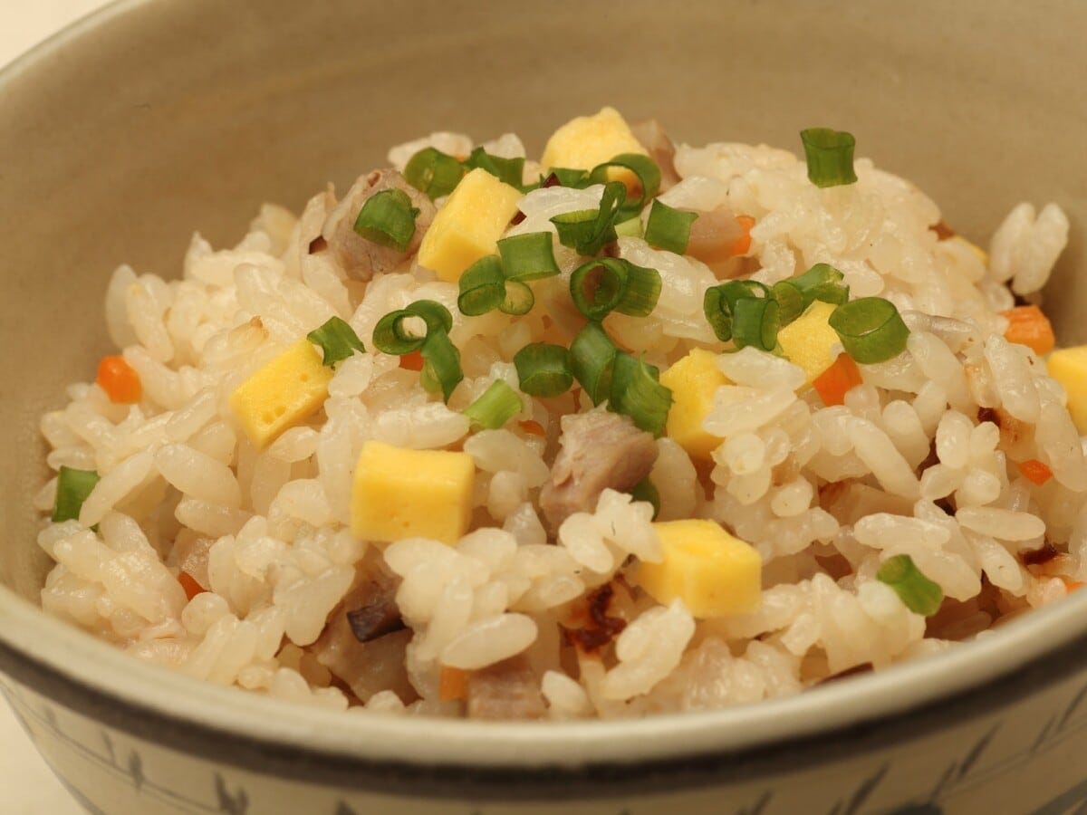 沖縄風炊き込みご飯、ジューシー。旧盆の初日にいただく （C）OCVB