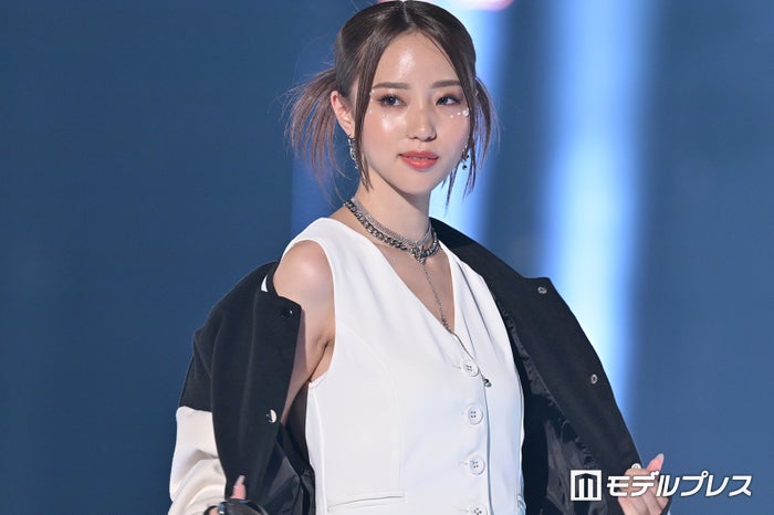 中町綾、美谷間＆くびれ際立つ黒ビキニ姿に反響「セクシー」「最高のスタイル」の声
