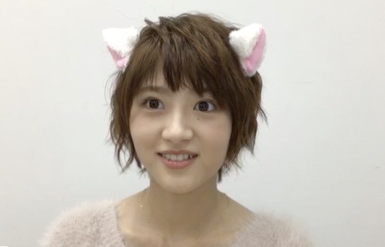 齋藤飛鳥からの宿題で猫耳をつける若月佑美（提供写真）