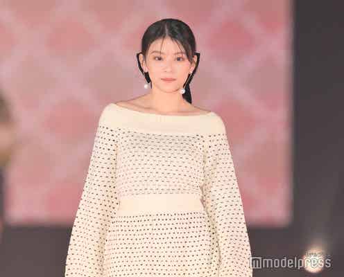 「ばかキス」出演で話題・出口夏希、美脚&美デコルテ際立つミニ丈ワンピで魅了<GirlsAward 2022 A/W>