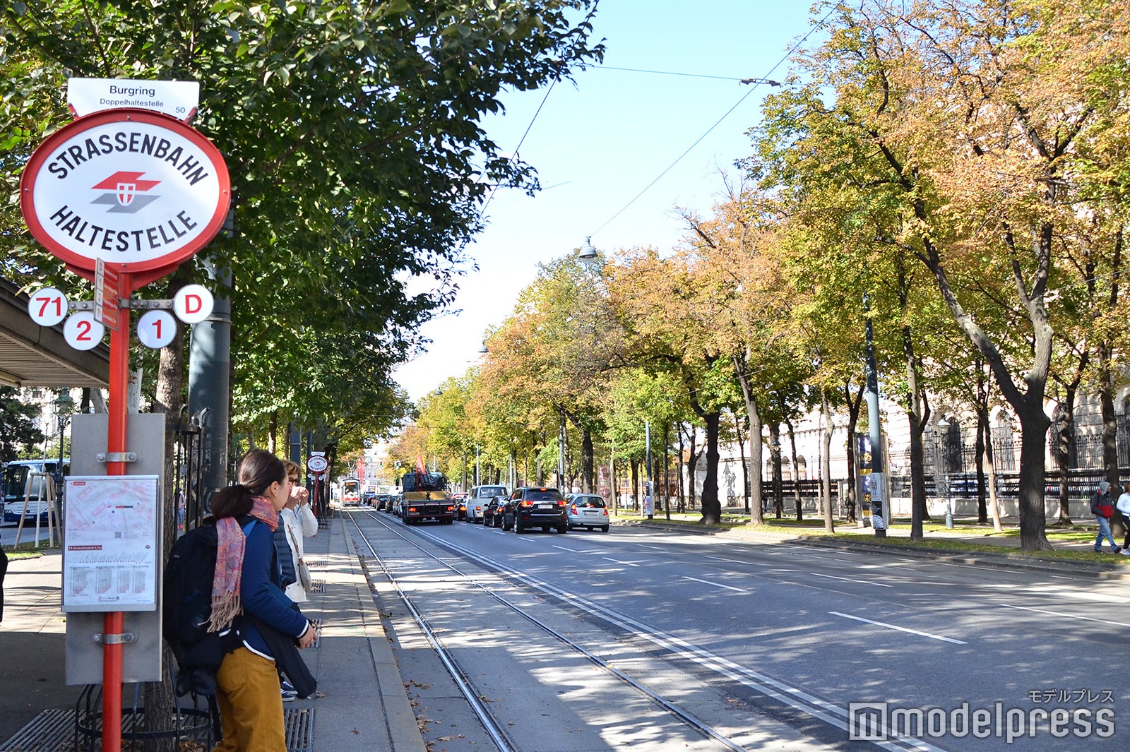 路面電車の停車駅／赤い看板下の数字やアルファベットが路線区分（C）モデルプレス