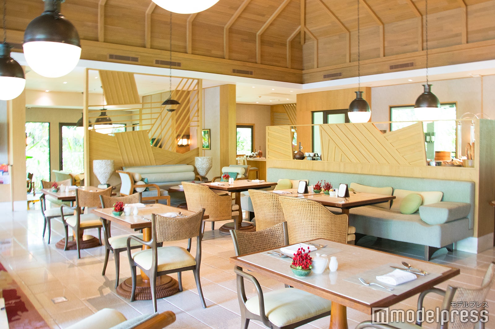 クラブラウンジ（C）モデルプレス