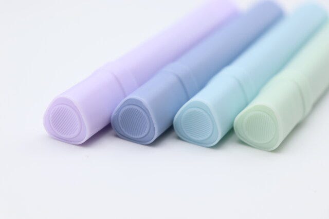 ダイソー マーカーペン(CHM、丸型、パープル&グレー、2本)/マーカーペン(CHM、丸型、グリーン、2本) フタ ダイソーのマーカーペン(CHM、丸型、パープル&グレー、2本)/マーカーペン(CHM、丸型、グリーン、2本)フタ