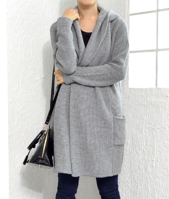 フード付き大人シルエットのニットロングカーディガン「coca」3,690円（税込）／画像提供：coca