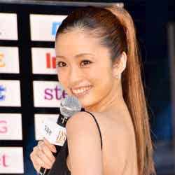 「宝島社 日本ファッションリーダーアワード2012」にセクシーな衣装で登場した上戸彩