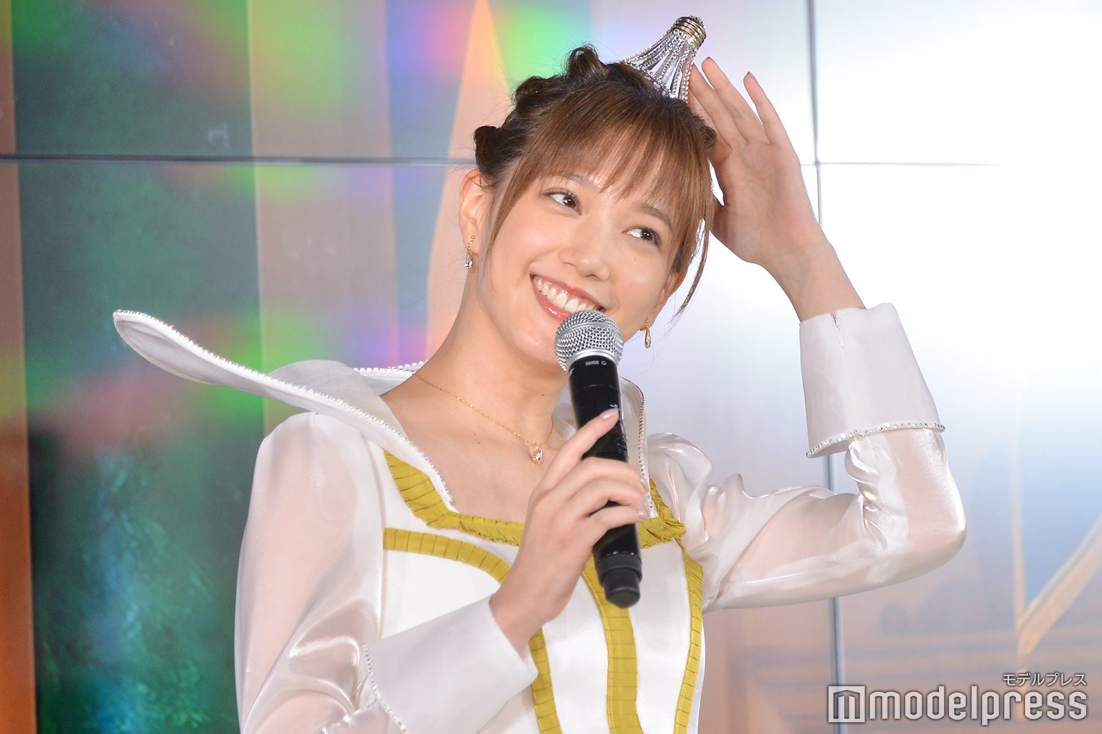 電球のティアラをアピールする本田翼（C）モデルプレス