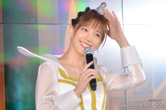 電球のティアラをアピールする本田翼(C)モデルプレス