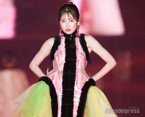 吉田朱里、美脚輝くミニ丈衣装で登場 個性派ルック着こなす<関コレ2022S/S>