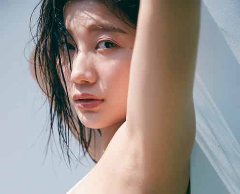 小倉優香、迫力バスト際立つ水着よりSEXYなショット デジタル写真集を発表