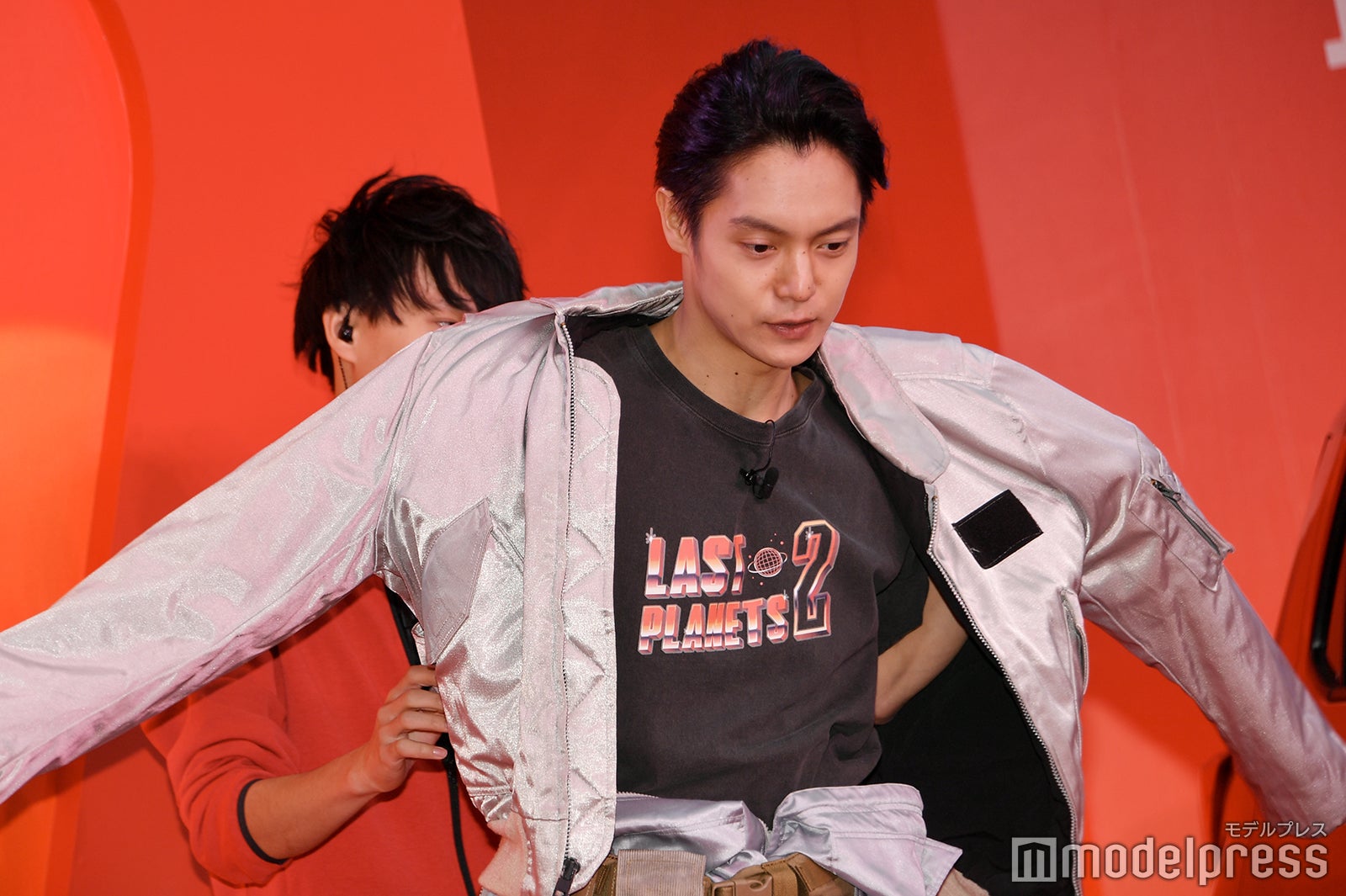 野外のイベントだったため、登場後には上着を着る窪田正孝（C）モデルプレス