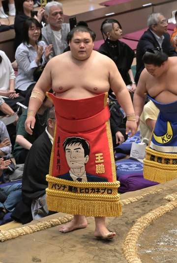 「これが噂の島耕作？」 幕内土俵入りで王鵬が前日に続き新しい化粧まわし披露 SNS「じわじわくるわ」