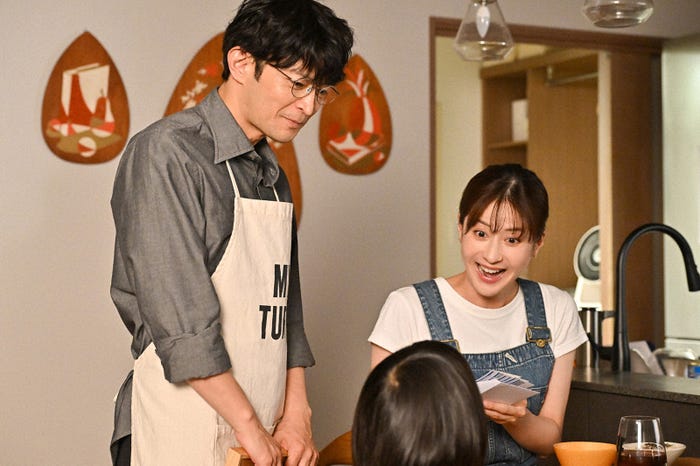 津田健次郎、松本若菜「西園寺さんは家事をしない」第7話より(C)TBS