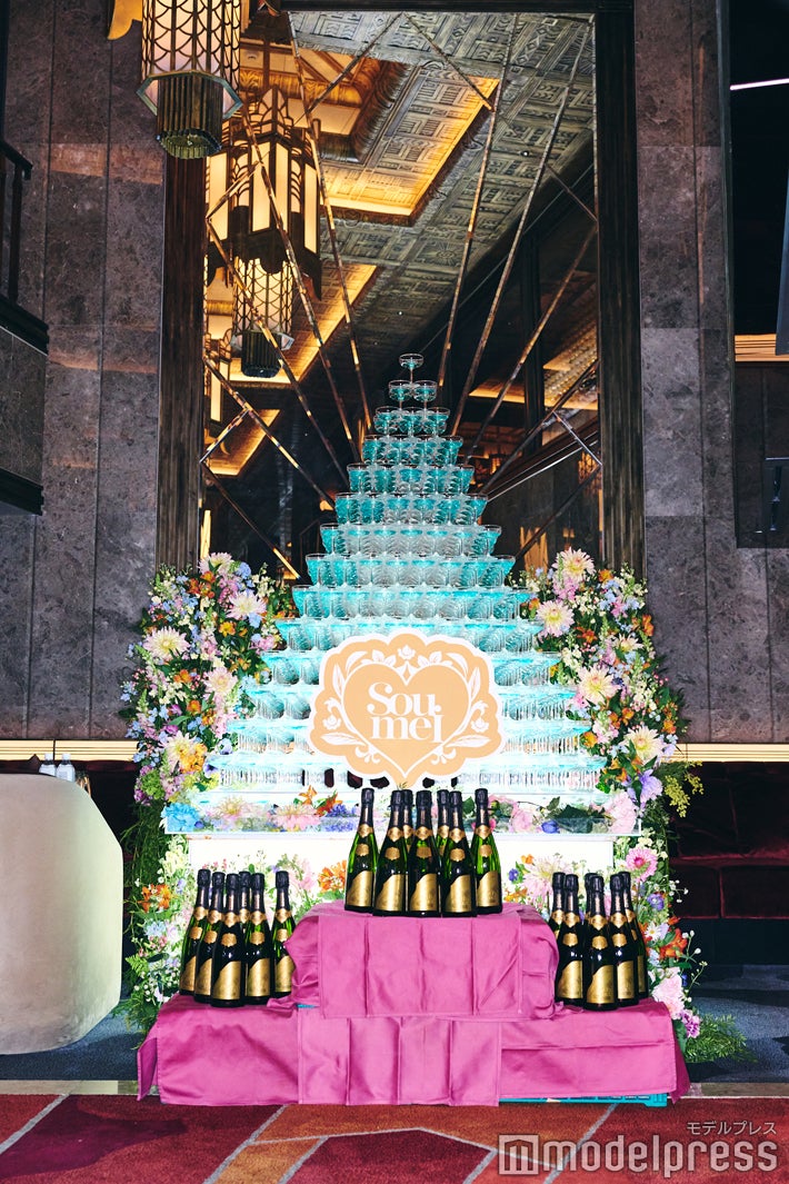 豪華なシャンパンタワーが登場（C）モデルプレス