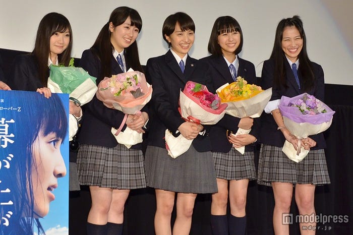 舞台挨拶の様子(左から)有安杏果、佐々木彩夏、百田夏菜子、玉井詩織、高城れに