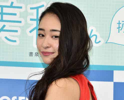 「ジュウオウジャー」柳美稀、真っ赤なSEXYドレスで美背中披露 初水着に本音