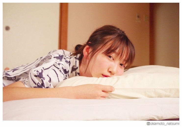 岡本夏美、彼女感溢れる“添い寝風ショット”に反響「キュンとした」「一緒に寝たい」