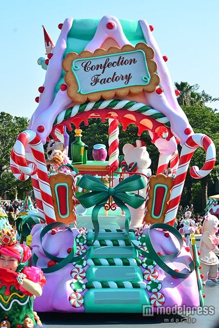 「ディズニー・サンタヴィレッジ・パレード」お菓子工房のフロート