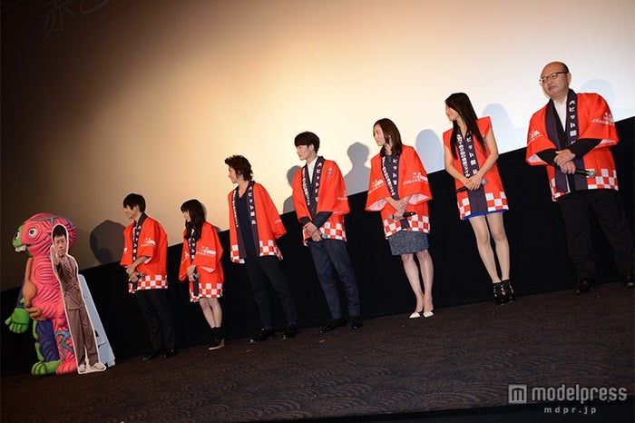 (左より)ガッキーくん、三宅弘城(パネル)、窪田正孝、志田未来、藤原竜也、岡田将生、瀬戸朝香、芦名星、佐藤東弥監督