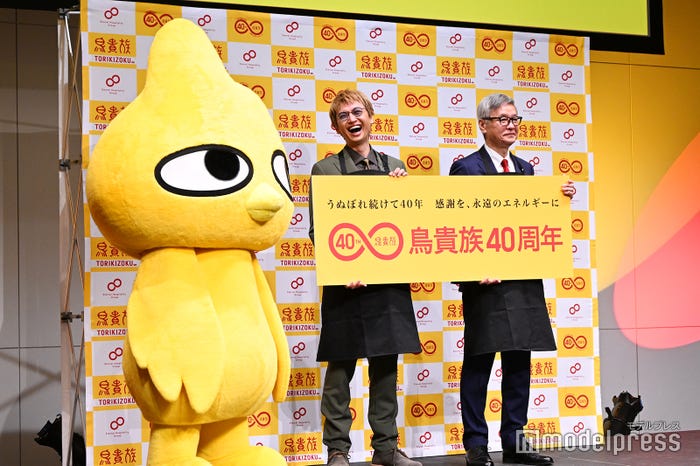 トリッキーとのシュールなフォトセッションに笑いが止まらない大倉忠義、トリッキーを見るのは日常茶飯事なので気にしていない大倉忠司氏(C)モデルプレス