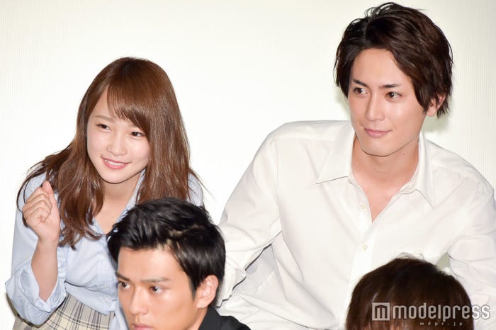 伊佐美(間宮祥太朗)と今宵(川栄李奈)が激しくキス&トビオ(窪田正孝)の前で行為続行 過激シーン連発に「刺激が強い」視聴者混乱<僕たちがやりました>/川栄李奈、間宮祥太朗(C)モデルプレス