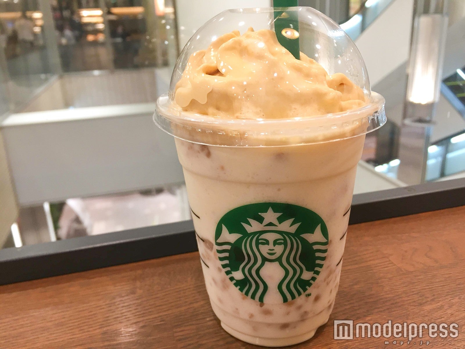 飲んでみた スタバ新作チーズケーキフラペチーノは1杯で2つの味を体験できる美味しさ モデルプレス