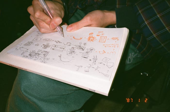 菅田将暉と有村架純が行った“絵しりとり”の様子 (C)2021「花束みたいな恋をした」製作委員会