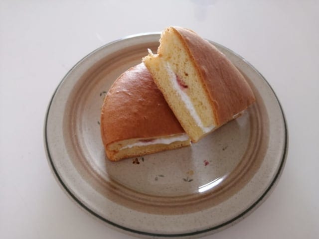 《ローソン》ふわふわサンドケーキカットしてお皿に