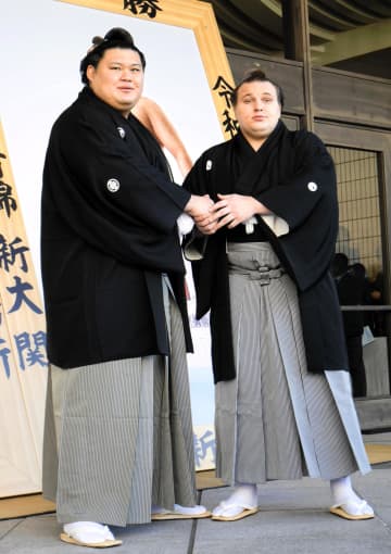 安青錦 キース・ヘリング化粧まわし優勝額「思ったよりカッコイイ」、左肩不安の大の里「やることは変わらない」【大相撲】